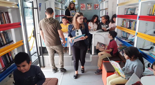 Osmaniye'de Kütüphane otobüsü Köy okulları yolunda