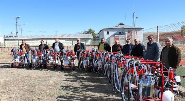 Otlukbelide 55 adet süt sağım makinası çiftçilere dağıtıldı