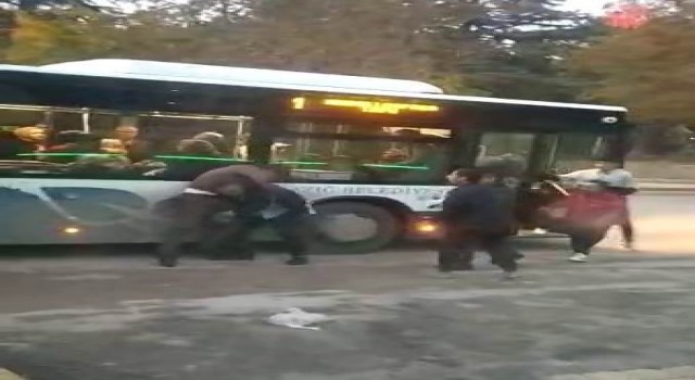 Otobüs 5 metre ileride indirdi diye kavga çıkarttı