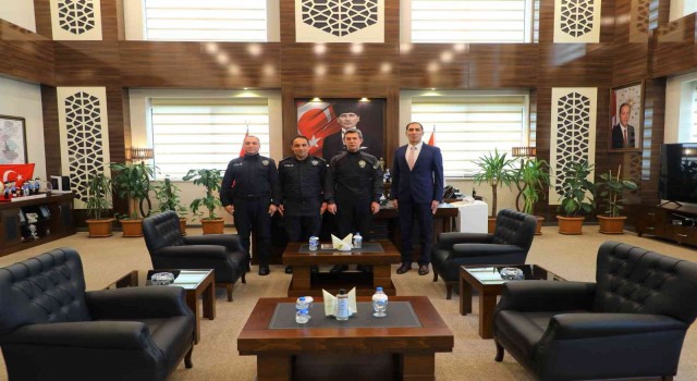 Otobüs yangınına müdahale eden iki polise Emniyet Müdürü Tuncerden teşekkür
