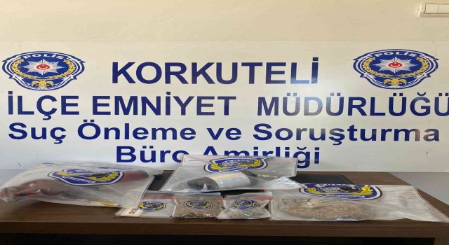 Otodan hırsızlık yaptılar, dur ihtarına uymayan arkadaşlarının yanında yakalandılar
