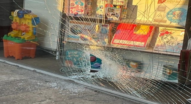 Otomobil ile motosiklet çarpıştı, o anlar kameraya yansıdı