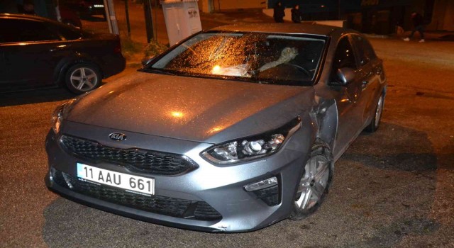 Otomobil ile motosikletin karıştığı kazada 1 kişi yaralandı