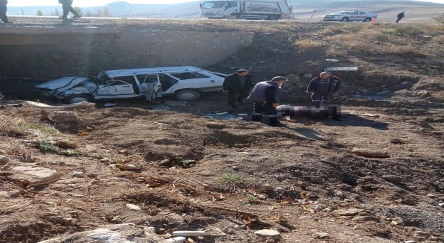 Otomobil köprüden düştü: 1 ölü, 2 yaralı