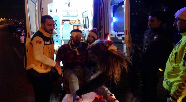 Otomobil polis aracına çarptı: 2si polis 4 yaralı