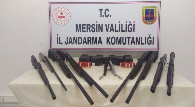 Otomobilde 8 ruhsatsız av tüfeği ile 2 tabanca ele geçirildi