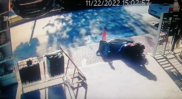 Otomobile çarpıp metrelerce sürüklenen motosiklet sürücüsü ölümden döndü