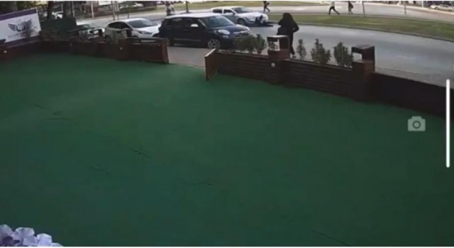 Otomobilin altında kalan kız çocuğunu kurtarmak için seferber oldular