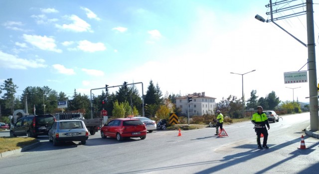 Otomobilin çarptığı motosikletteki 2 genç ağır yaralandı
