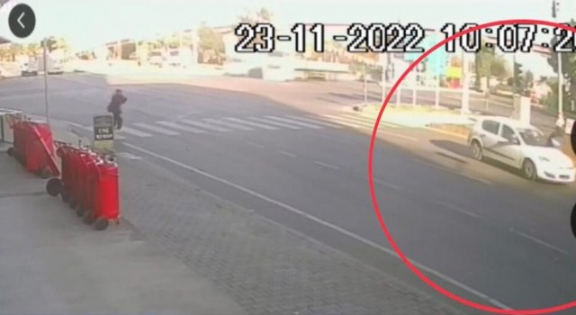 Otomobilin çarptığı yaşlı kadın havada takla attı