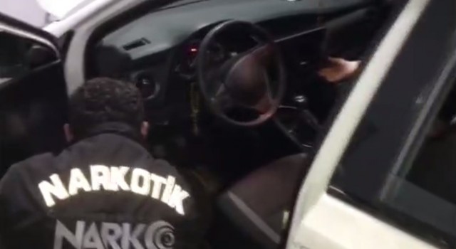 Otomobilin döşeme ve bagaj kısmına gizlenen sentetik ecza ele geçirildi