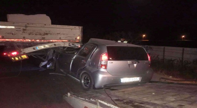 Otomobilin tıra çarptığı kazada 1 kişi yaralandı