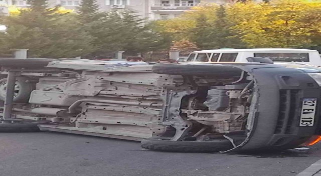 Otomobille çarpışan araç takla attı