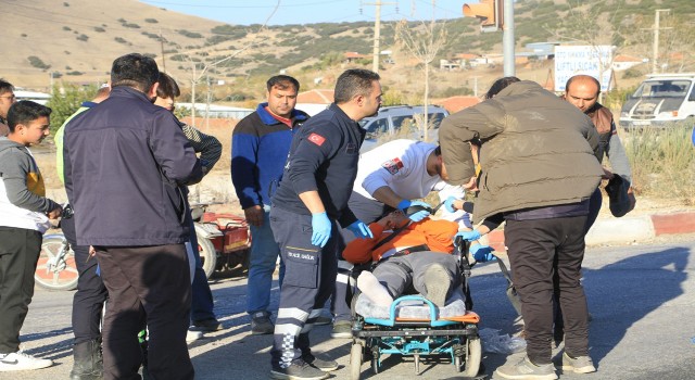 Otomobille çarpışan motosikletteki 2 genç yaralandı