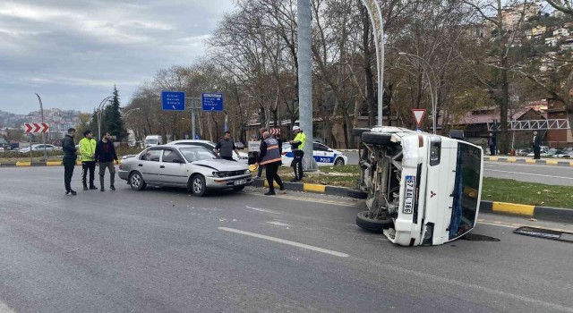 Otomobille çarpışan ticari araç devrildi: 3ü çocuk 5 yaralı