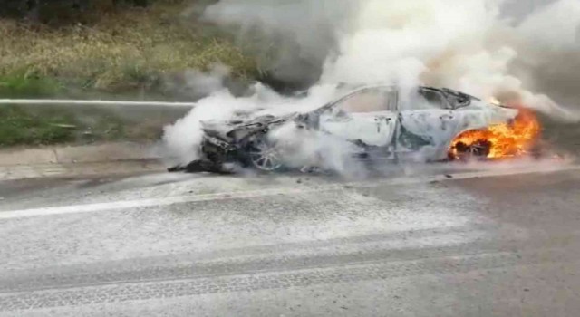 Otoyolda lüks otomobil alev alev yandı