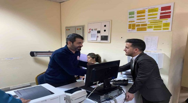 Öz Sağlık İş Diyarbakır Şube Başkanı Aküzüm, tıbbi sekreterleri dinledi