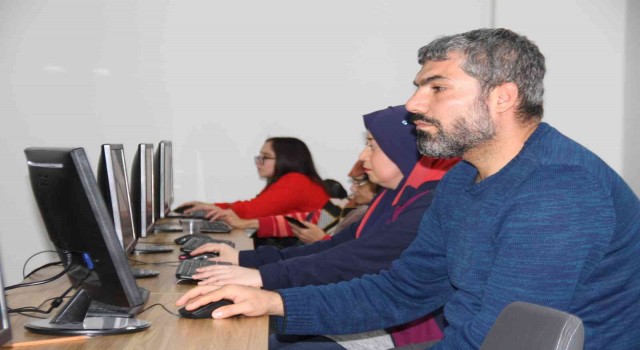 Özel bireyler, bilgisayar kursu ile hayata hazırlanıyor