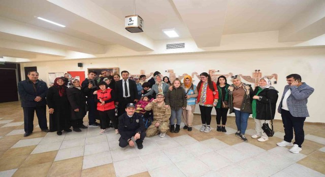 Özel bireyler, kendi ürettikleri organik domatesleri Başkan Vidinlioğluna ikram etti