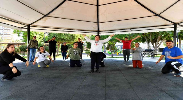 Özel bireyler yöresel dansları öğreniyor