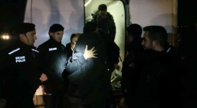 (Özel) Bursada nefes kesen kovalamaca...Minibüsten 31 kaçak çıktı