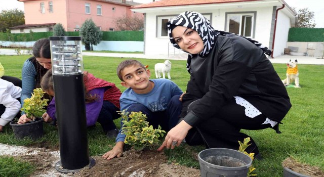 Özel gereksinimli çocuklar fidanları toprakla buluşturdu