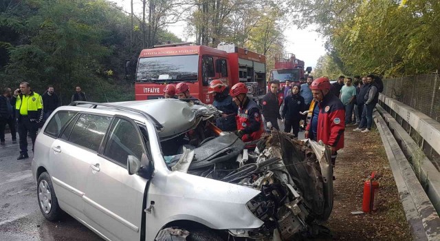 Özel halk otobüsü ile otomobil çarpıştı: 1 ölü, 5 yaralı