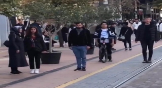 (ÖZEL) İstiklal Marşını duyan saygı duruşuna geçti