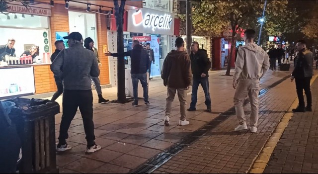 (ÖZEL) Köpeğe tekme atan şahsa meydan dayağı