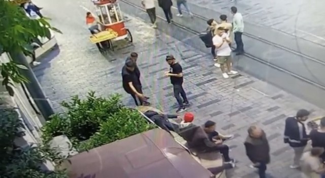 Taksim'de dehşet anları kamerada: Banka yattı diye maket bıçağıyla yüzünü kesti