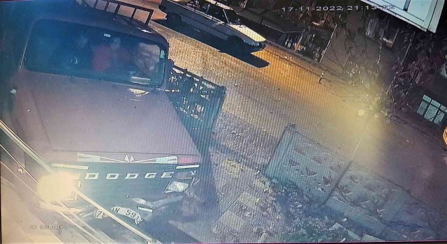 Panik yapan kadın sürücü kamyonetle site bahçesine daldı