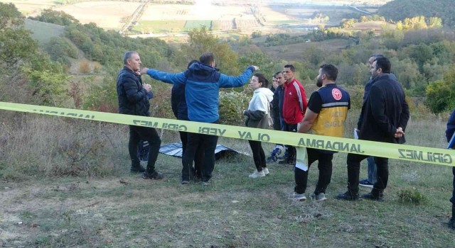 Paraşütte asılı kalan asistan düşerek öldü