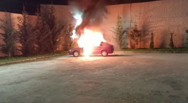 Park halindeki araç cayır cayır yandı