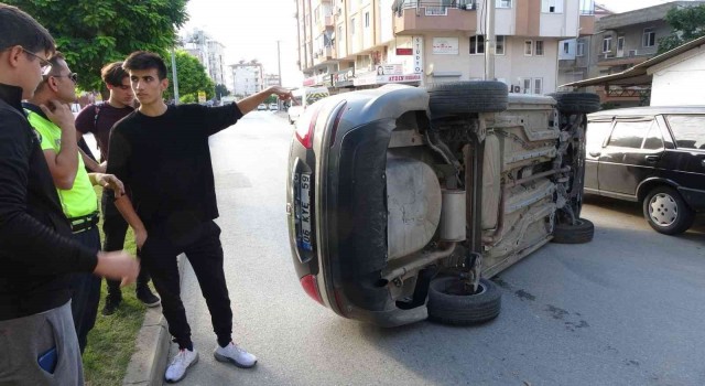 Park halindeki araca çarpan otomobil takla attı: 3 yaralı