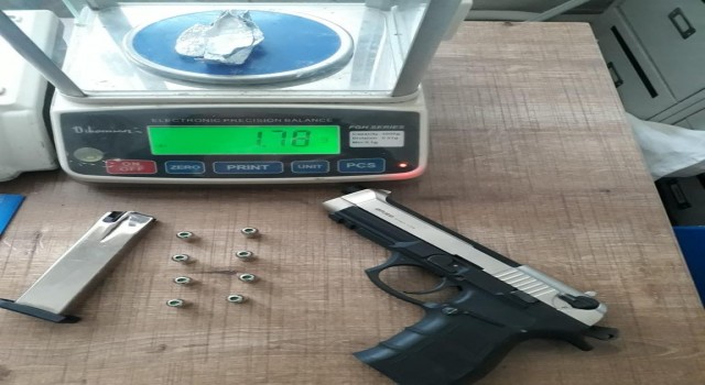 Park Halindeki Araçtan Uyuşturucu ve Tabanca Çıktı