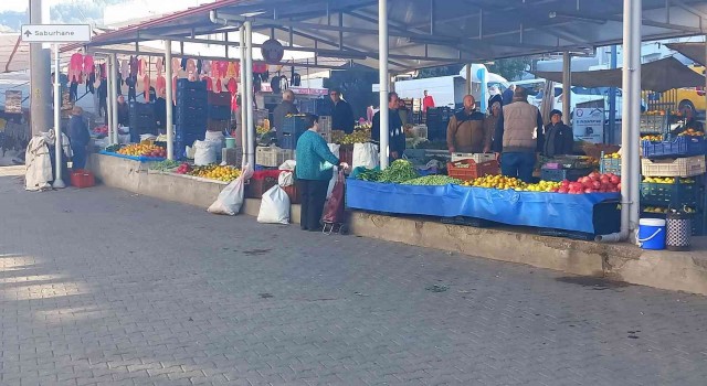Pazarcılardan Atatürke saygı duruşu