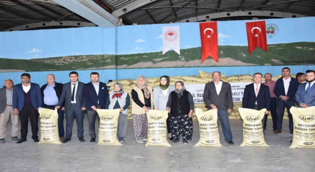 Pazarlarda 125 çiftçiye sertifikalı 20 ton buğday ve 20 ton arpa tohumu dağıtıldı