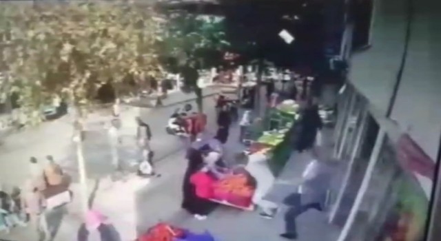 Pendikte kaşar peyniri hırsızı marketten tekmelerle kovuldu