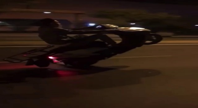 Pendikte motosiklet ile tek teker üzerinde tehlikeli yolculuk kamerada