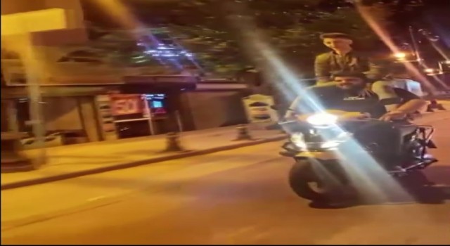 Pendikte motosiklet sürücüsü koltukta, yolcu ise sürücünün omuzlarında yolculuk etti