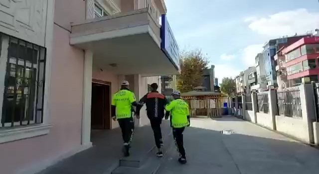 Pendikte motosiklet sürücüsünün omzunda yolculuk eden kişi ile sürücüye bin 15 TL ceza