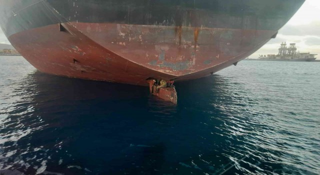 Petrol tankerinin dümen palasında saklanan 3 göçmen yakalandı