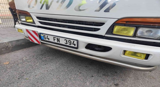Plakayı siyah bantla değiştiren sürücü trafik polisinden kaçamadı