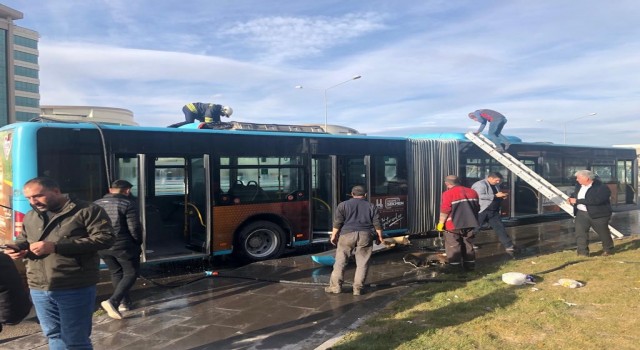 Polis memuru canını hiçe sayarak yanan otobüse müdahale etti