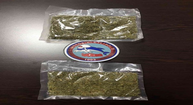 Polisi görünce uyuşturucu paketlerini yere attılar