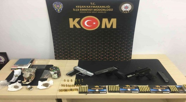 Polisin baskın yaptığı evden mini cephanelik çıktı
