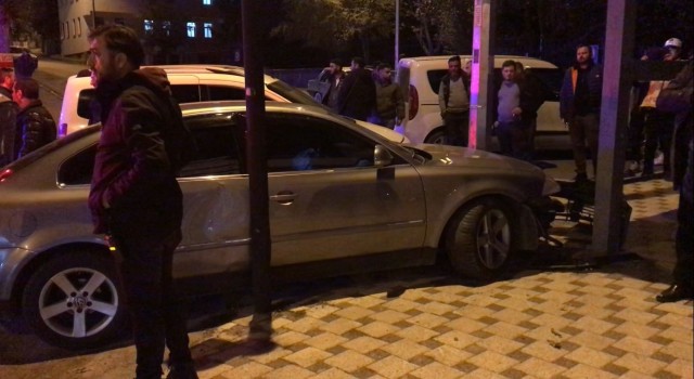 Polisten kaçan ehliyetsiz sürücü üst geçit direğine çarptı: 3 yaralı