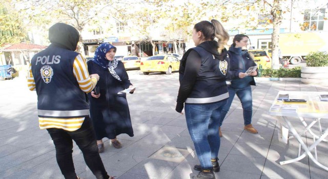 Polisten kadınlara şiddete karşı uyarı broşürü