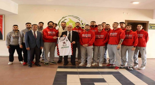 Potanın efeleri Kaymakam Arısoyu maça davet etti