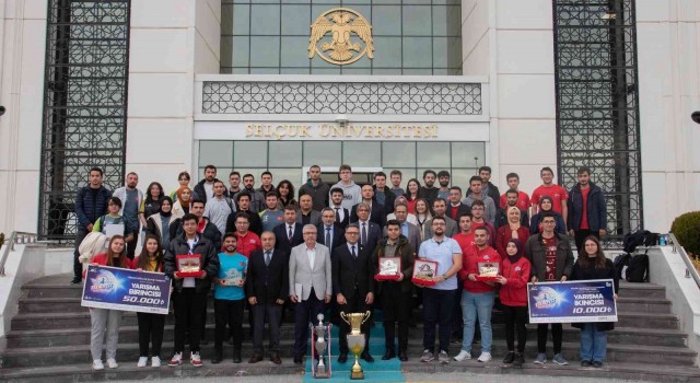 Rektör Aksoydan TEKNOFESTte başarı gösteren takımlara teşekkür